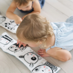 wee-gallery-freundliche-gesichter-im-garten-baby-s-first-soft-book-3