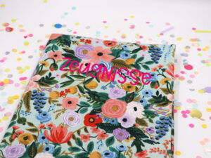 Personalisierte Zeugnismappe Orchard – Blumenmuster mit Namen