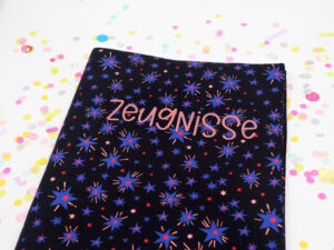 Personalisierte Zeugnismappe Astral Connection – Sterne und Wolken Design