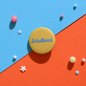 Ava&Yves - Button "Schulkind" - blau mit Hintergrund senf