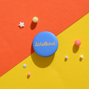 Ava&Yves - Button "Schulkind" - senf mit Hintergrund blau