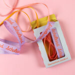 Ava&Yves - Geschenkband-Set „Schulkind“ (flieder mit Schrift in rosa und zwei Bänder 5mm rosa und gelb) Ava&Yves - Geschenkband-Set „Schulkind“ (flieder mit Schrift in rosa und zwei Bänder 5mm rosa und gelb)