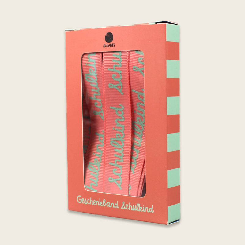 Ava&Yves - Geschenkband-Set „Schulkind“ (rosa mit Schrift in hellblau und 2 Bänder 5mm flieder / türkis) Ava&Yves - Geschenkband-Set „Schulkind“ (rosa mit Schrift in hellblau und 2 Bänder 5mm flieder / türkis)