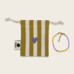 ava-yves-perlenarmband-lila-gelb-mit-karabinerverschluss-und-saeckchen-in-ocker-weiss-1