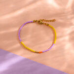 ava-yves-perlenarmband-lila-gelb-mit-karabinerverschluss-und-saeckchen-in-ocker-weiss-2