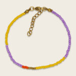 ava-yves-perlenarmband-lila-gelb-mit-karabinerverschluss-und-saeckchen-in-ocker-weiss-3