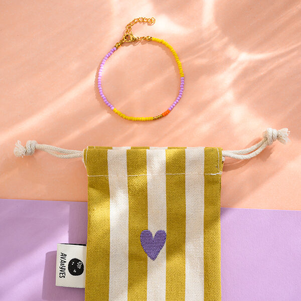 Ava&Yves - Perlenarmband lila/gelb mit Karabinerverschluss und Säckchen in ocker/weiss Ava&Yves - Perlenarmband lila/gelb mit Karabinerverschluss und Säckchen in ocker/weiss