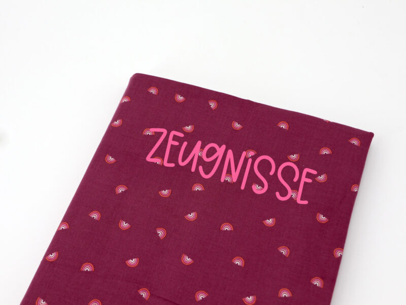 Personalisierte Zeugnismappe Regenbogen – mit Namen bestickt