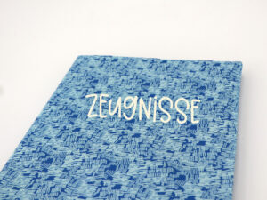 Personalisierte Zeugnismappe Blueberry – mit Namen bestickt