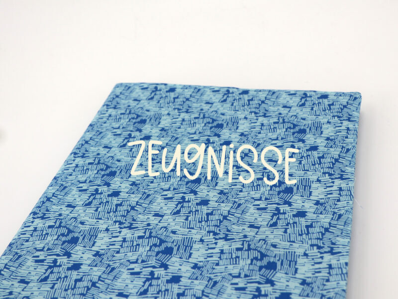 Personalisierte Zeugnismappe Blueberry – mit Namen bestickt