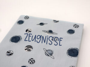 Personalisierte Zeugnismappe Weltall – mit Namen bestickt