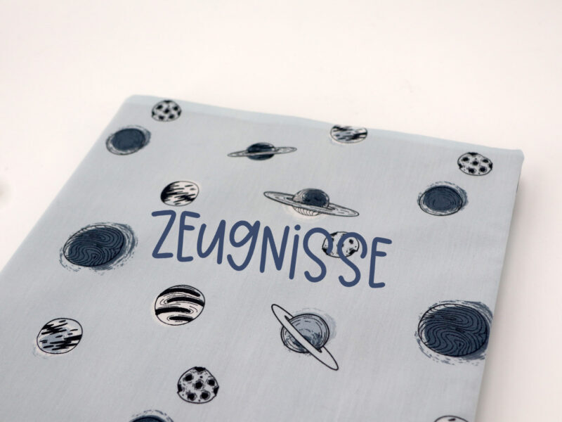 Personalisierte Zeugnismappe Weltall – mit Namen bestickt
