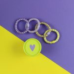 Ava&Yves - Haargummi-Set gelb/flieder mit 4 Haargummis in runder Geschenkbox